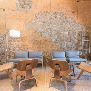 04masonry-stone-walls-in-combination-with-new-furniture-and-orange-tones-1024x698_square