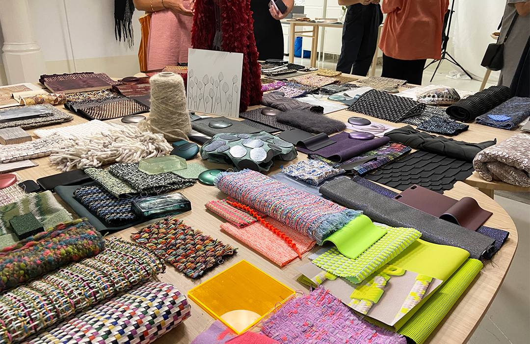 Los asistentes pudieron conocer la exposición look & feel de materiales de Khalil design. 