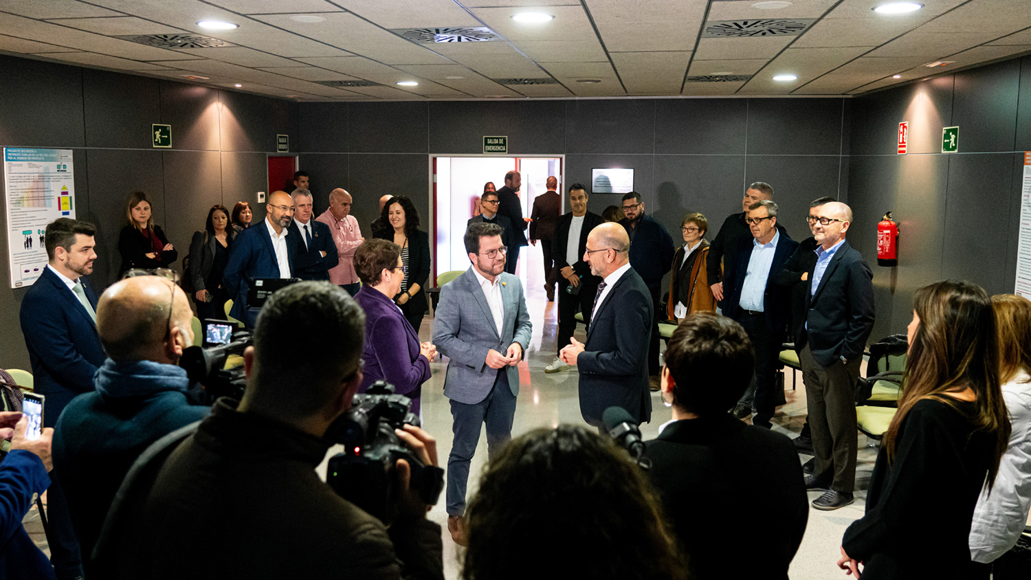 Josep Ferré, miembro de la comisión delegada de AMBIT y presidente del CEMS saludando al President de la Generalitat